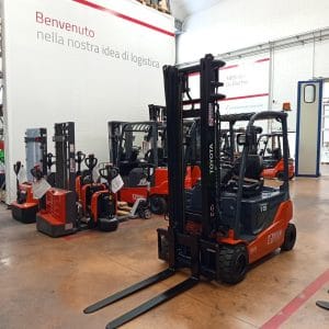 CARRELLO ELEVATORE ELETTRICO TOYOTA 8FBMT18 rif. 853
